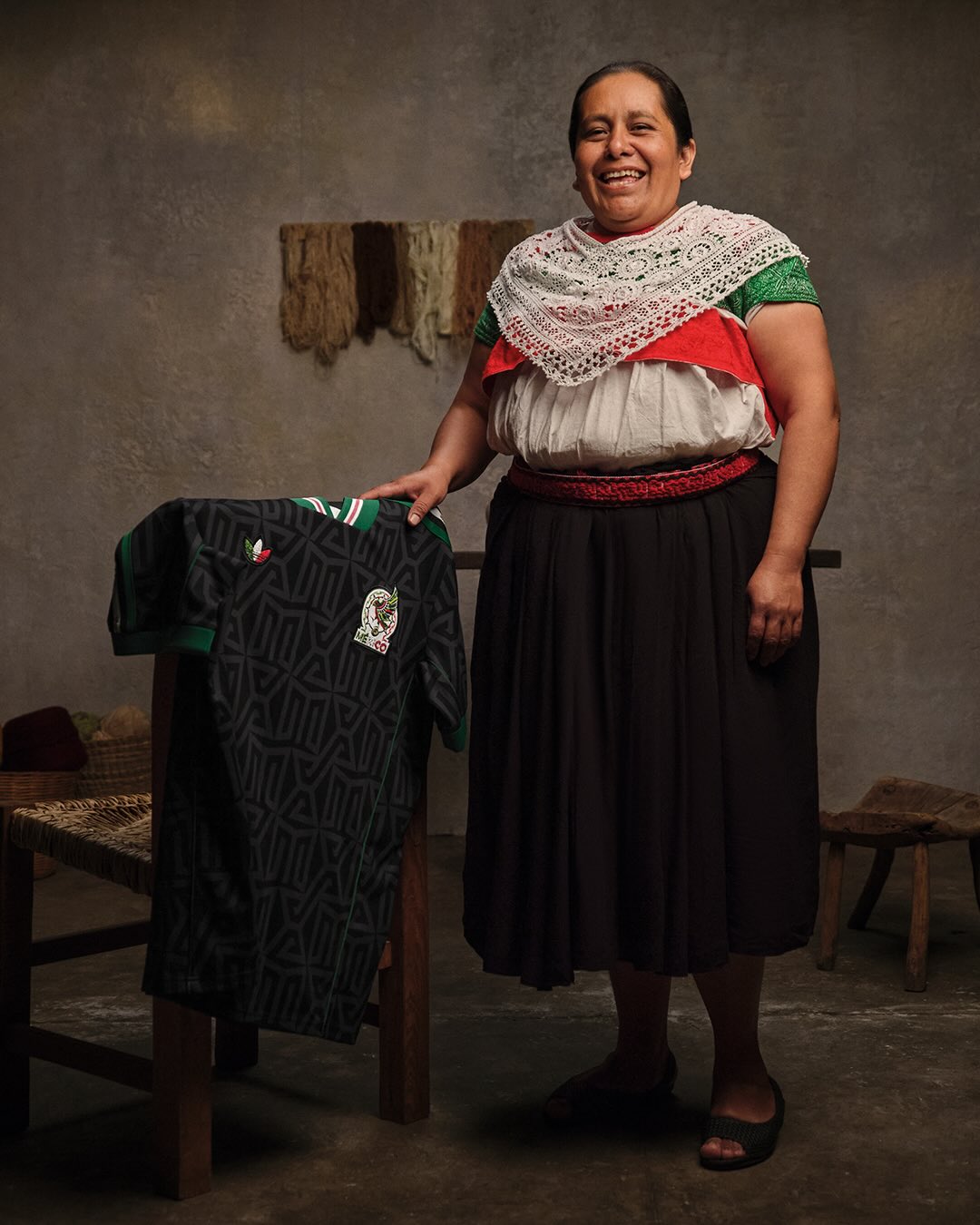 Artesãs de Puebla, no México, fazem à mão camiseta da seleção