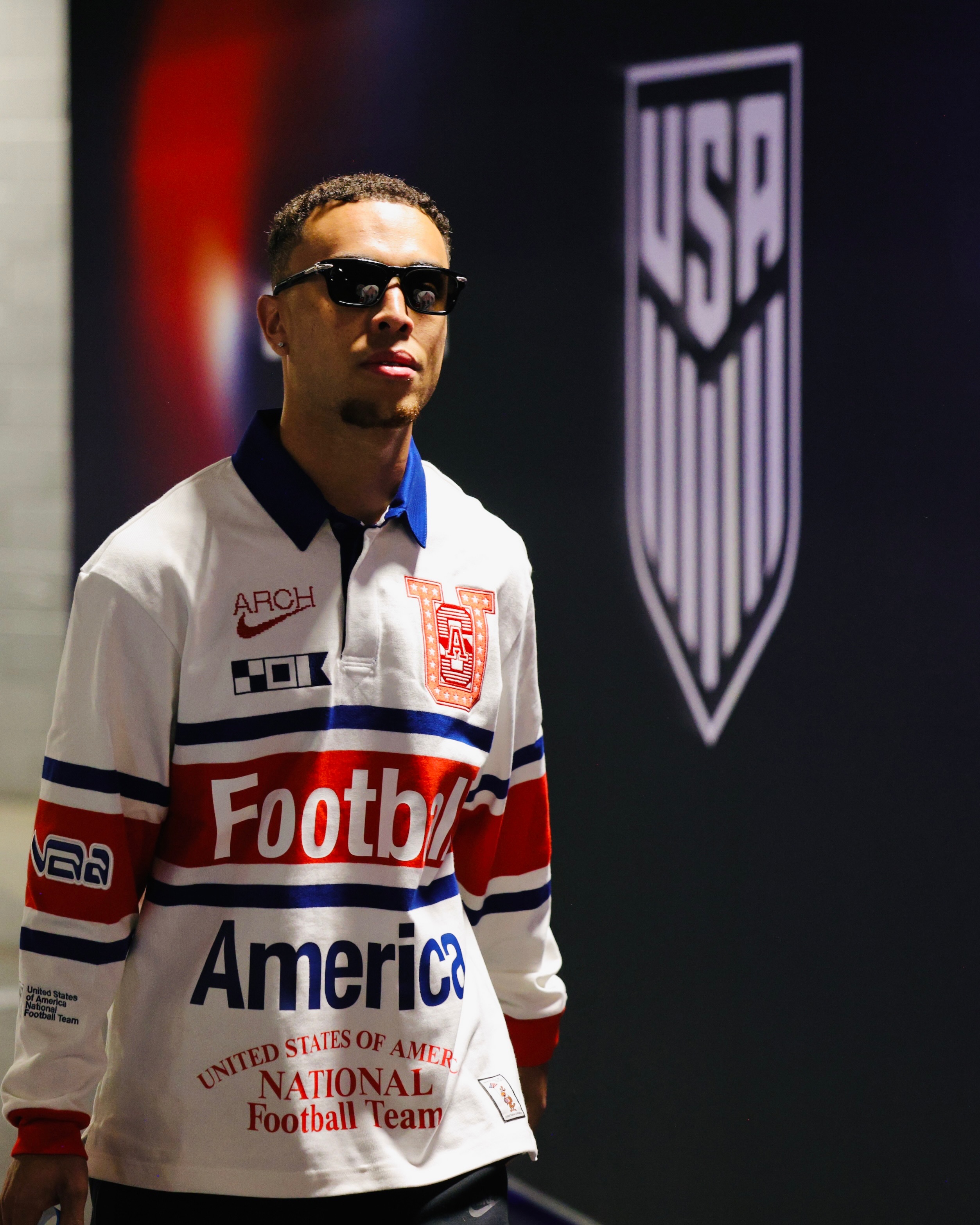 Jogador Sergiño Dest veste camiseta criada em homenagem ao legado criativo de Virgil Abloh
