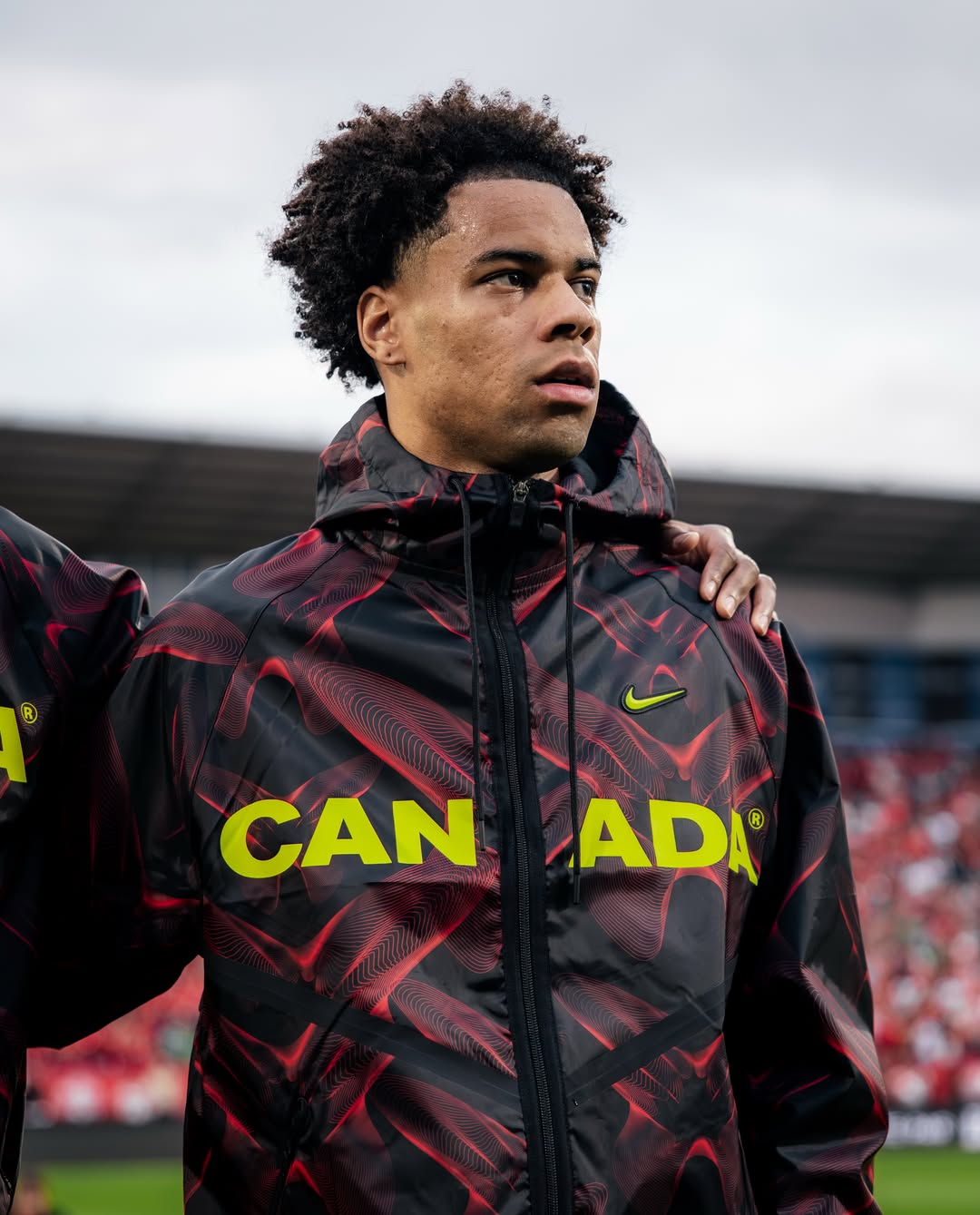 Jogador Tajon Buchanan, da seleção do Canadá, veste casaco Nocta