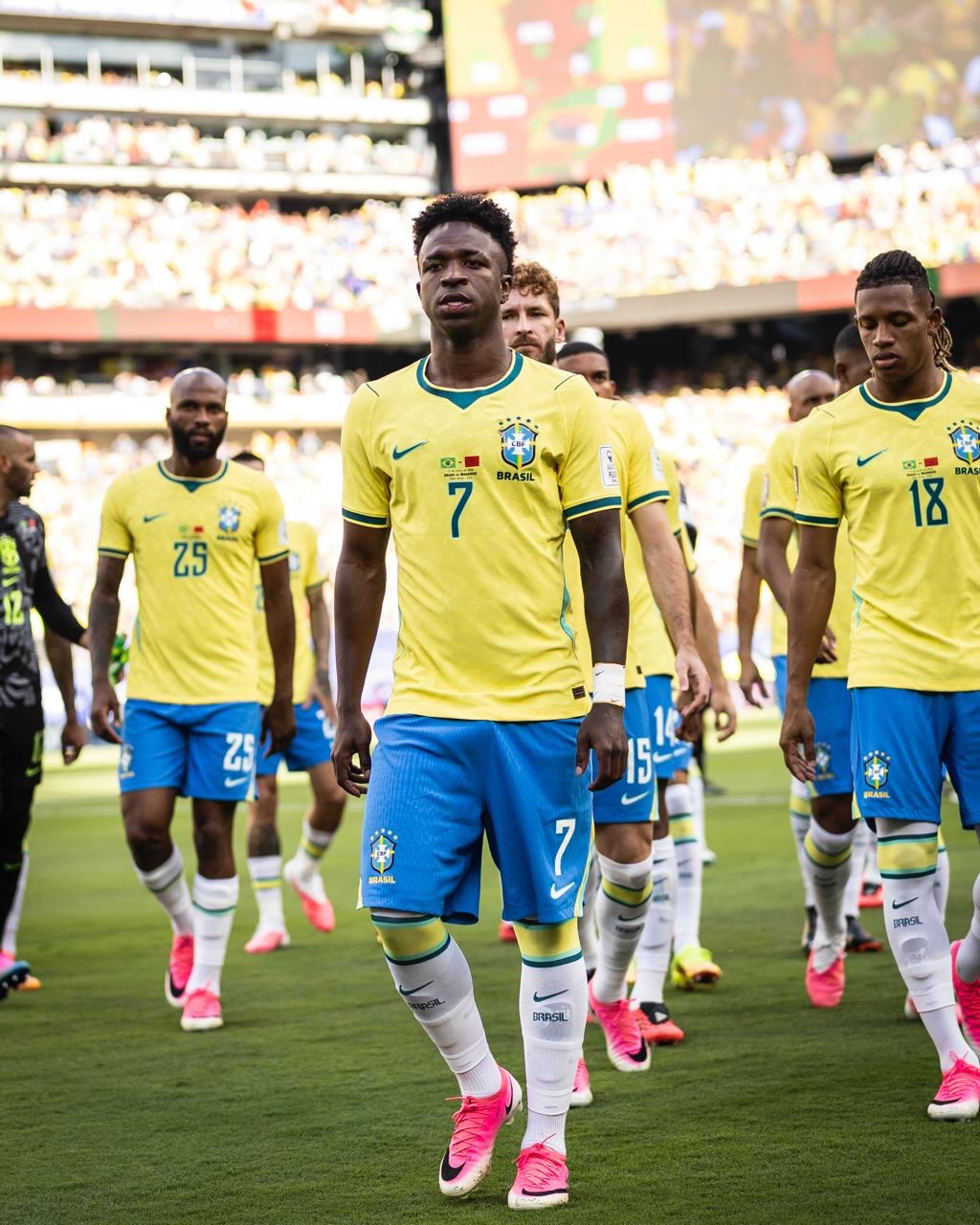 A maioria dos jogadores da Seleção Brasileira usou chuteira cor-de-rosa no jogo de estreia