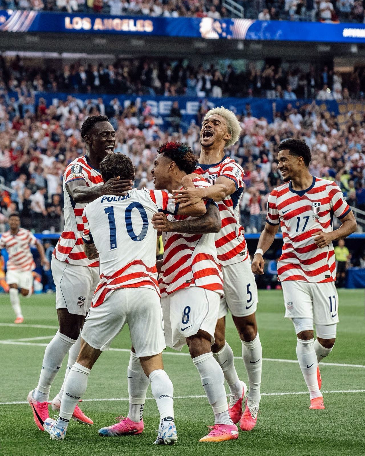 Seleção norte-americana também usou chuteiras cor-de-rosa