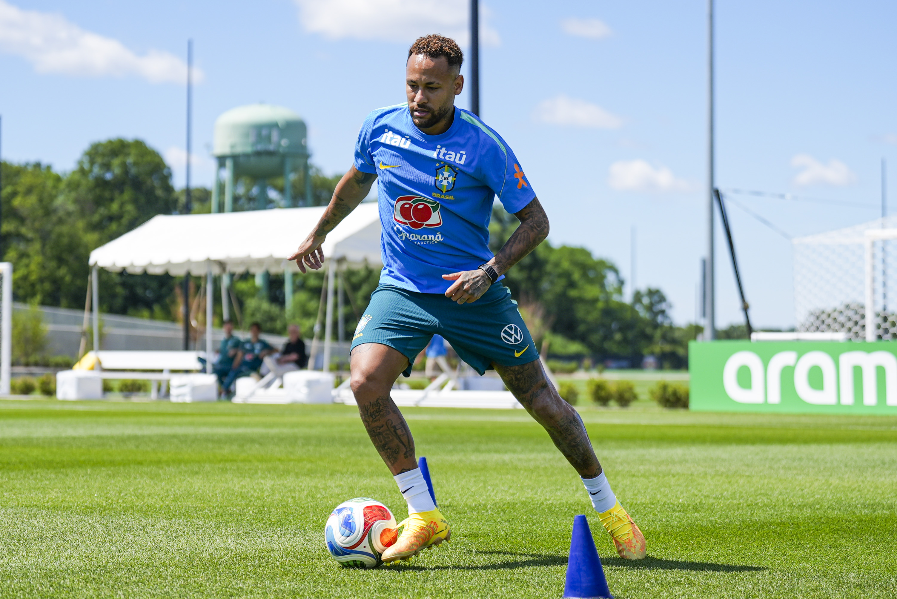 neymar em campo de futebol correndo com bola