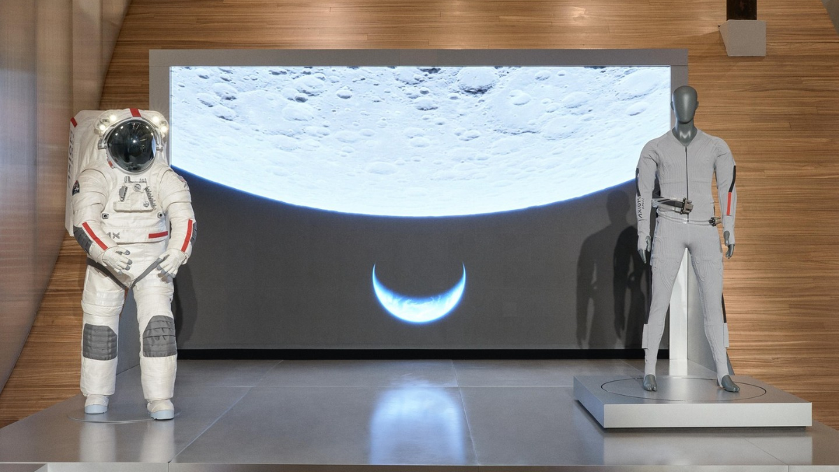Novo traje interno (à dir.) desenvolvido pela Prada para a NASA, em parceria com a Axiom Space