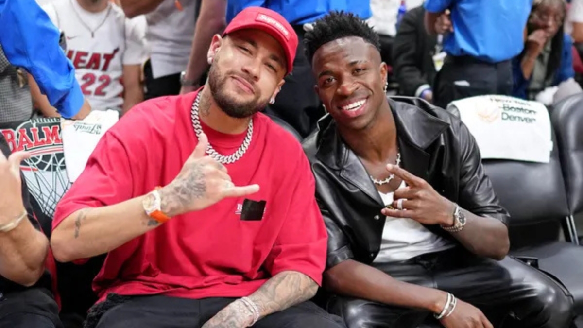 neymar e vini jr com relógio no pulso sentados um ao lado do outro