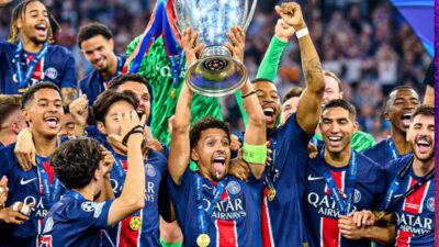 Time do PSG segurando o troféu