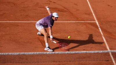 João fonseca na quadra de saibro de Roland Garros