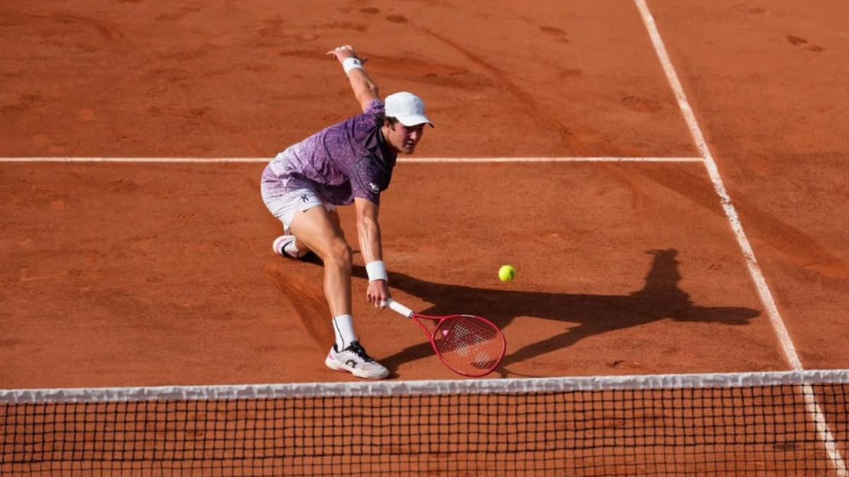 João fonseca na quadra de saibro de Roland Garros