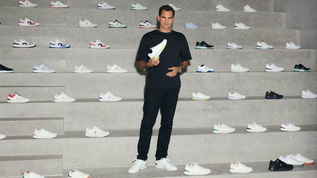 roger federer na frente de vários tênis On