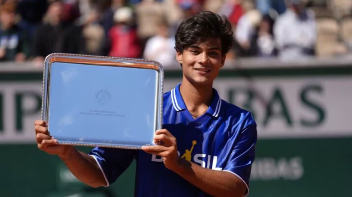 Guto miguel segurando premio de rolandgarros