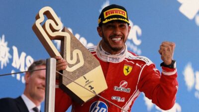 Lewis Hamilton no pódio do GP da Espanha com o Richard Mille RM 43-01 Ferrari no pulso