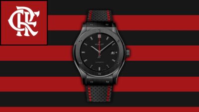 relógio em fundo listrado preto e vermelho remetendo ao escudo do Flamengo