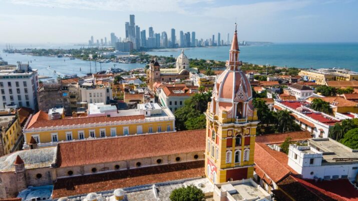 Imagem tirada de um drone mostra a cidade de Cartagena. Em primeiro plano, a cidade antiga, e, ao fundo, prédios altos e modernos