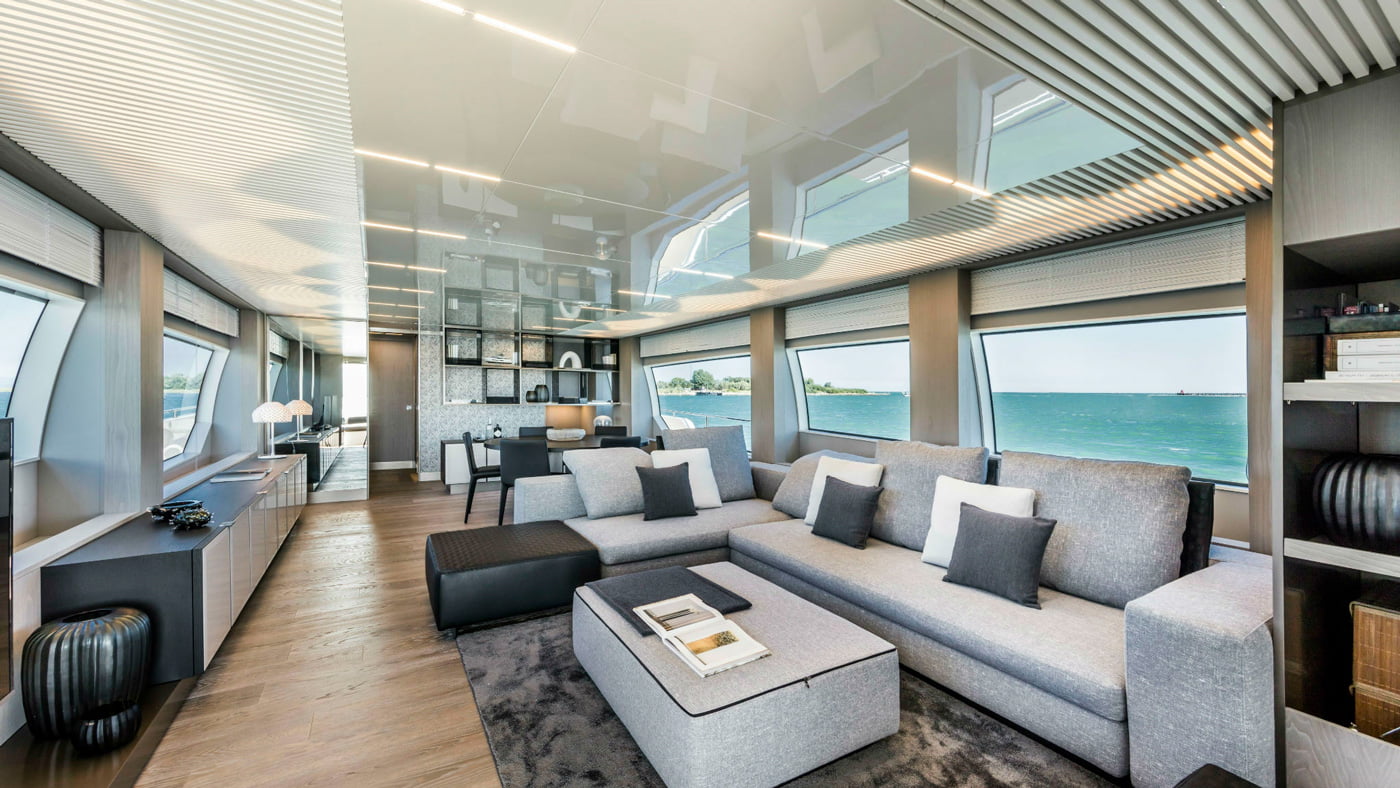 Sala de TV dentro do iate 850 da Ferretti Yatchs