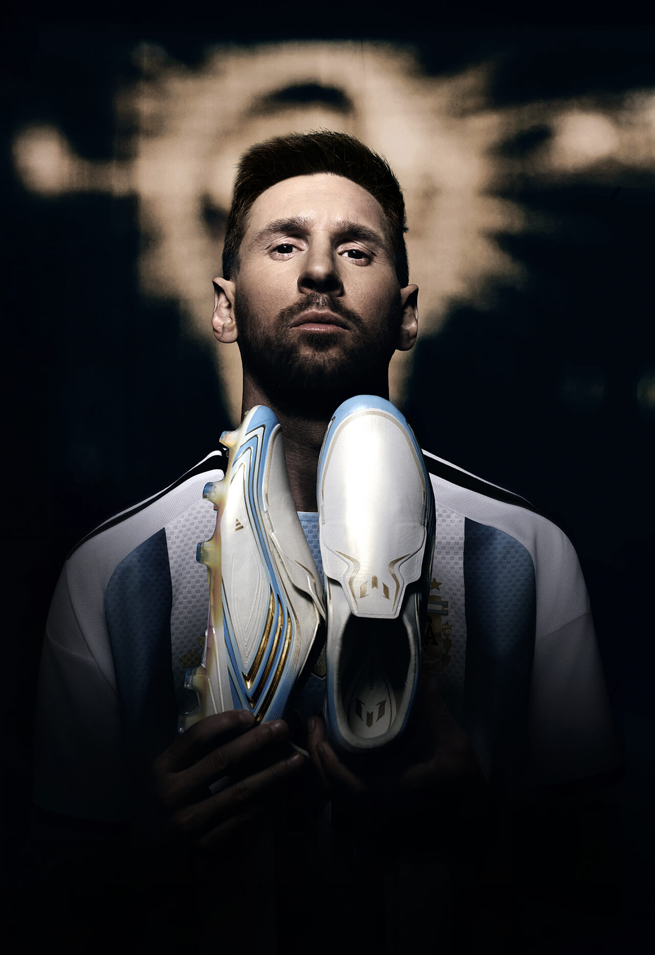 lionel messi segurando chuteira