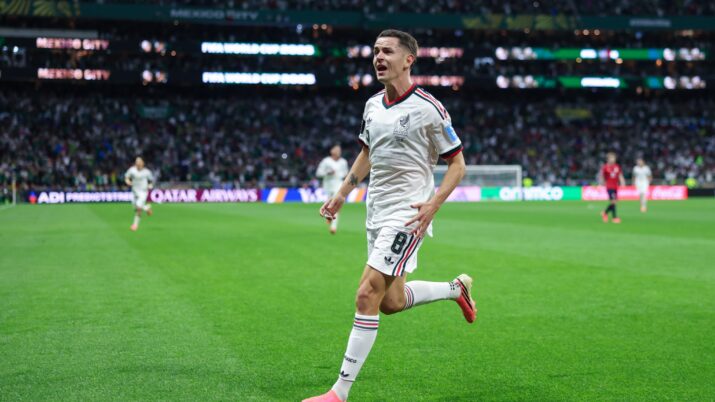 jogador do méxico em campo