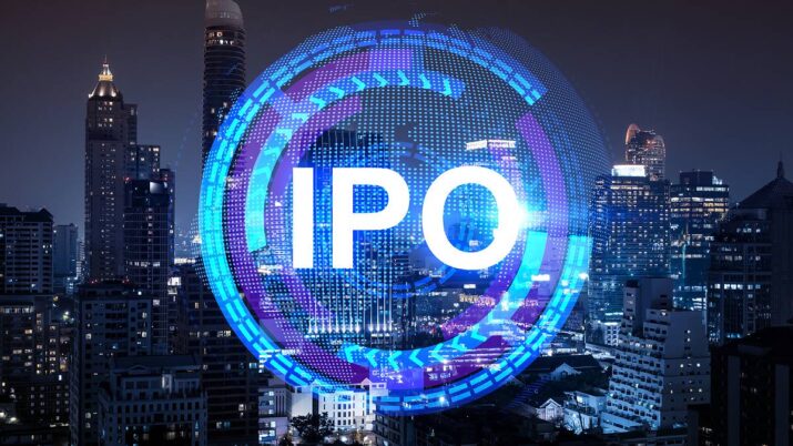Em um fundo com uma cidade, cheio de prédios, um círculo azul iluminado aparece no centro com a sigla IPO em branco