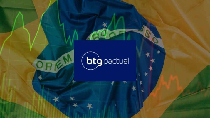 Bandeira do Brasil sobreposta por um gráfico de ações e a logo do BTG Pactual ao centro representando as estimativas do banco para a economia brasileira