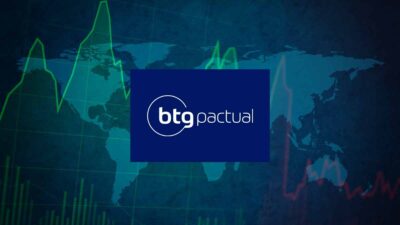 mapa mundi ao fundo, com gráficos de ações sobrepostos e a logo do btg pactual ao centro representando as projeções do banco para a economia global