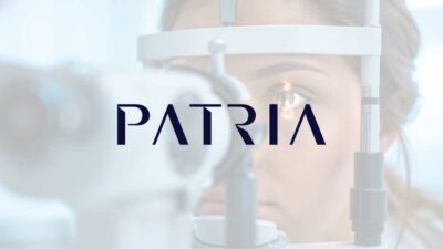 Logo do Patria Investimentos em destaque no centro da imagem, sobre fundo minimalista inspirado no setor de saúde ocular. Elementos sutis remetem à oftalmologia