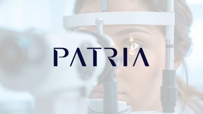 Logo do Patria Investimentos em destaque no centro da imagem, sobre fundo minimalista inspirado no setor de saúde ocular. Elementos sutis remetem à oftalmologia