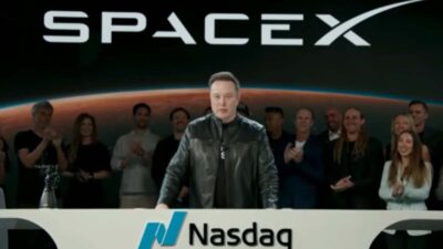 print do youtube contendo a logo da spacex no topo, elon musk ao centro e a logo da nasdaq na parte inferior, em evento de ipo da spacex