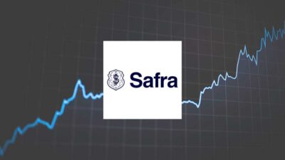 um gráfico azul ao fundo representando um gráfico de ações com a logo do banco safra ao centro representando as recomendações do banco para as empresas da bolsa