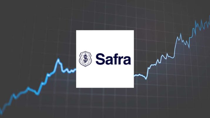 um gráfico azul ao fundo representando um gráfico de ações com a logo do banco safra ao centro representando as recomendações do banco para as empresas da bolsa