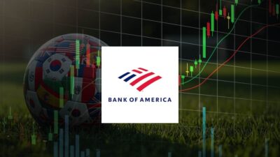 Bola de futebol ao fundo com as bandeiras de vários países representando a copa do mundo, sobreposta com um gráfico de ações representando os ativos dos gestores e a logo do bank ok america ao centro