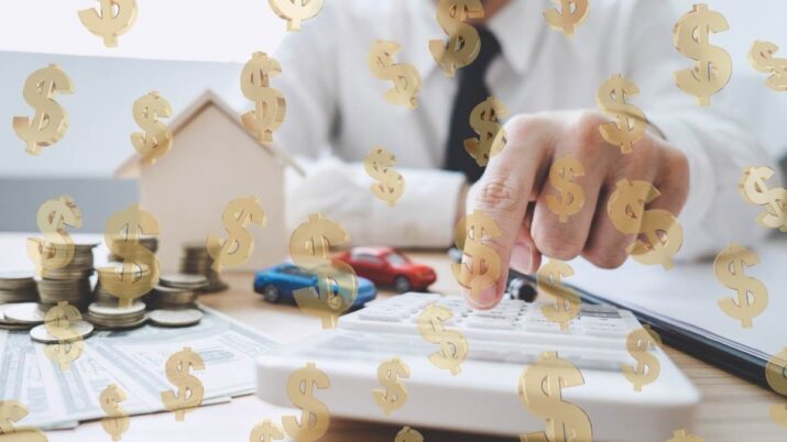 foto de um homem engravatado fazendo contas na calculadora e cifrões dourados representando um empréstimo, como conseguir crédito