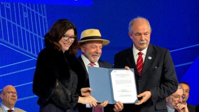 Assinatura de parceria foi realizada durante evento que contou com a presença da presidente da Petrobras, Magda Chambriard, do presidente da República, Luiz Inácio Lula da Silva, e do presidente do BNDES, Aloizio Mercadante
