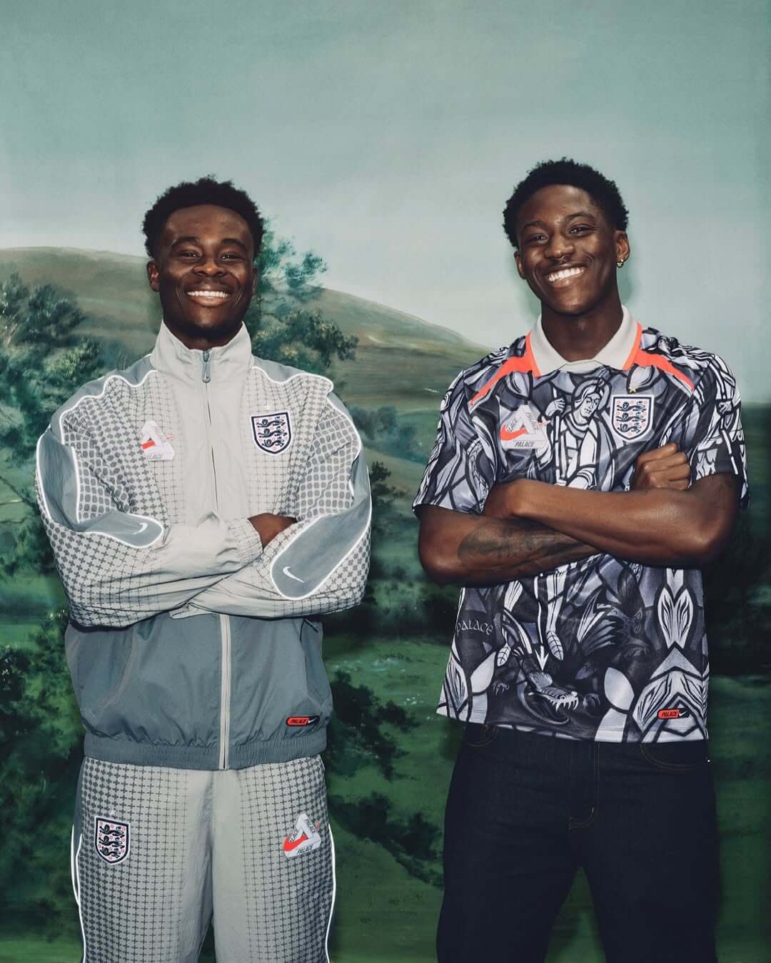 Jogadores da seleção inglesa Bukayo Saka e Kobbie Mainoo vestem roupas Palace