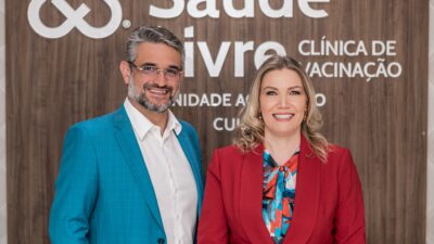 Rosane e Fábio, executivos da Saúde Livre Vacinas, posam em unidade da clínica especializada em vacinação e imunização.