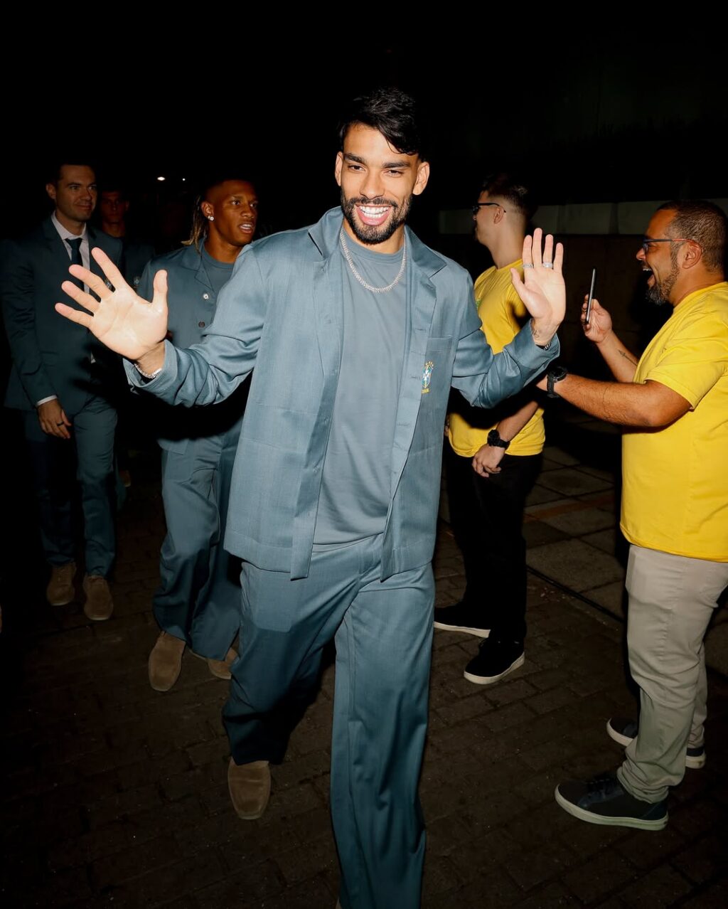 Lucas Paquetá andando com traje Ricardo Almeida