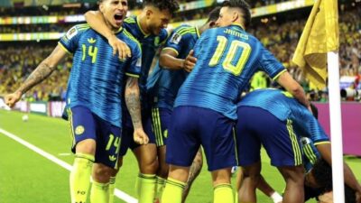 Jogadores da Colômbia comemorando gol em campo