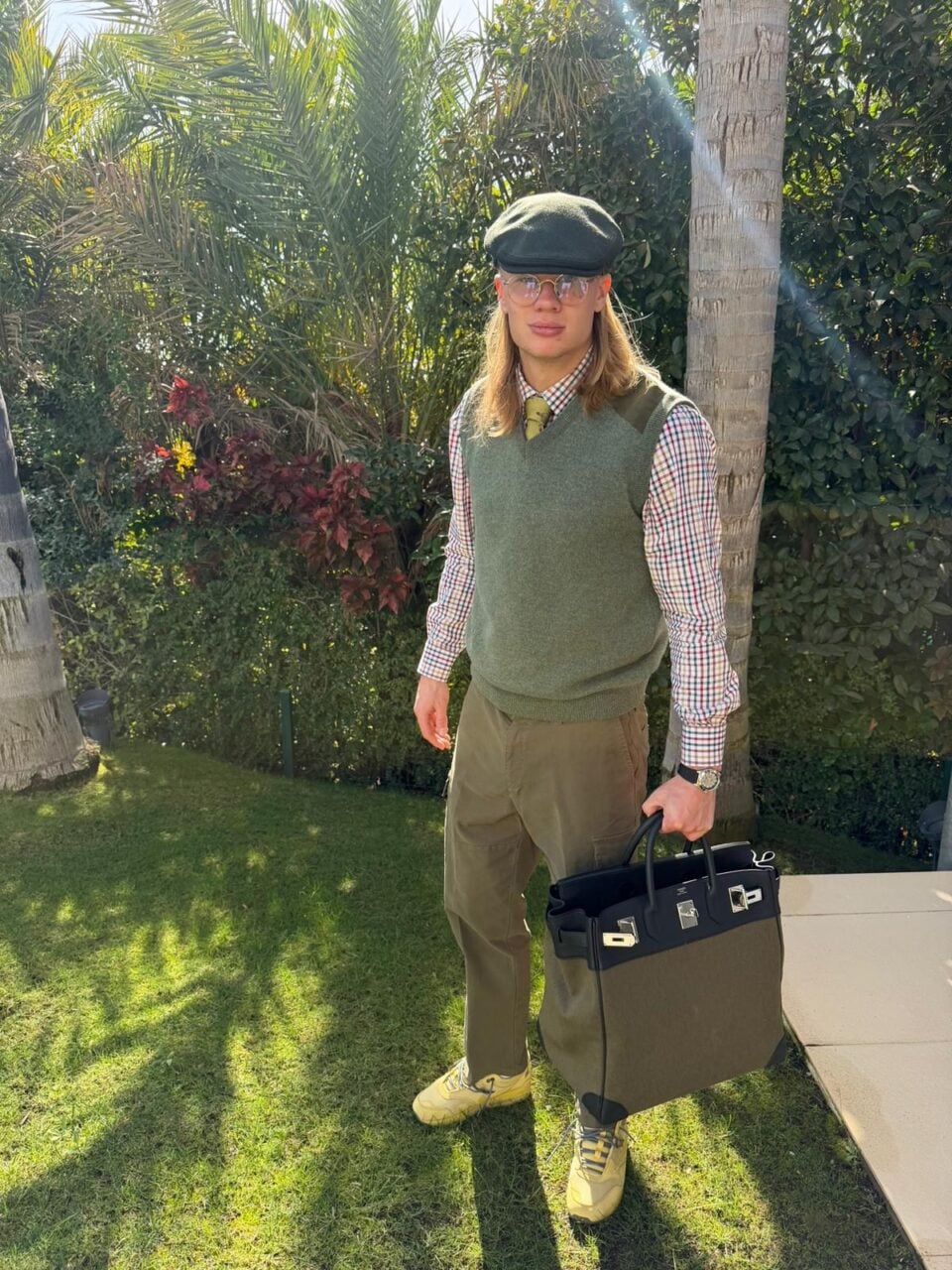 Haaland segurando uma Hermès 