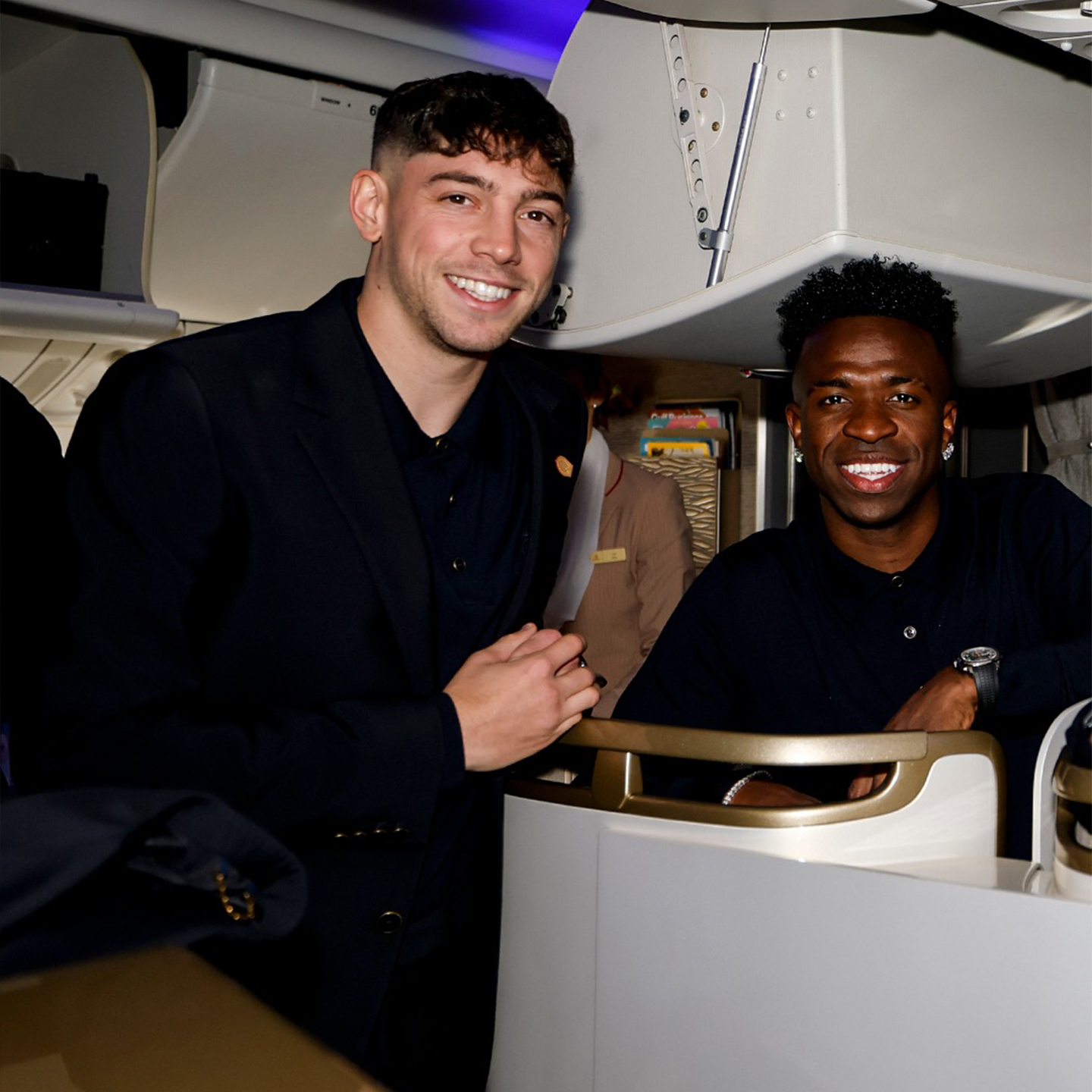 Fede Valverde e Vini Jr em avião