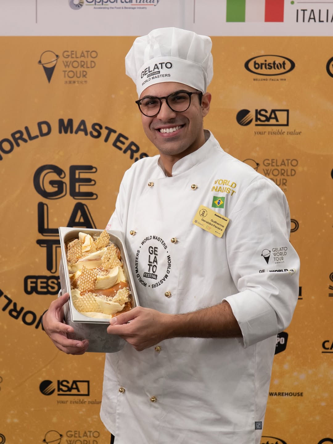guilherme segurando o sorvete