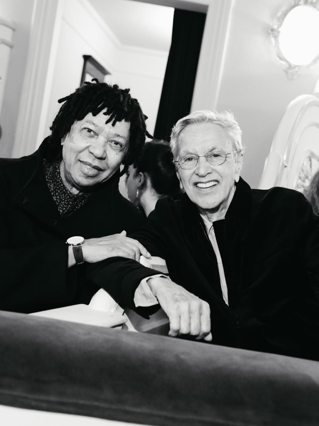 Djavan e Caetano sentados em sofá em foto preto e branco