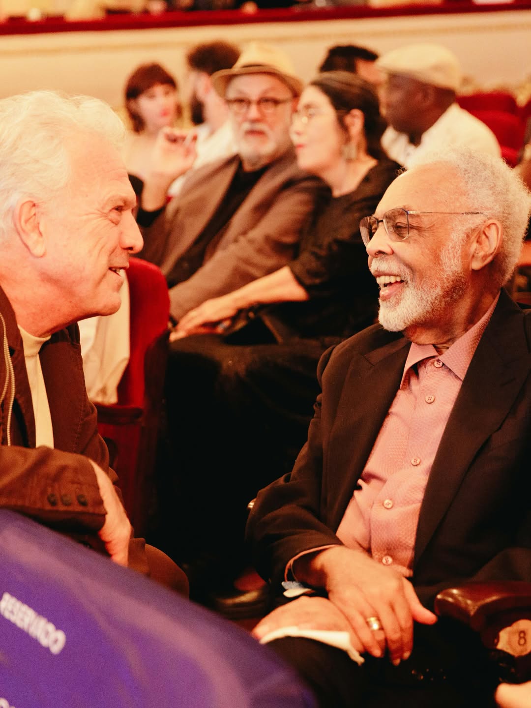 pedro bial conversando com gilberto gil na plateia