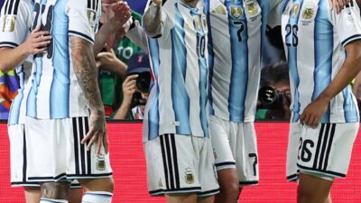 seleção da argentina em pé no gramado