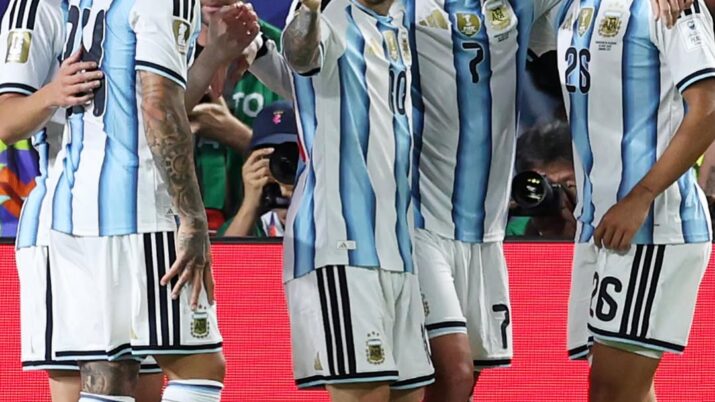 seleção da argentina em pé no gramado