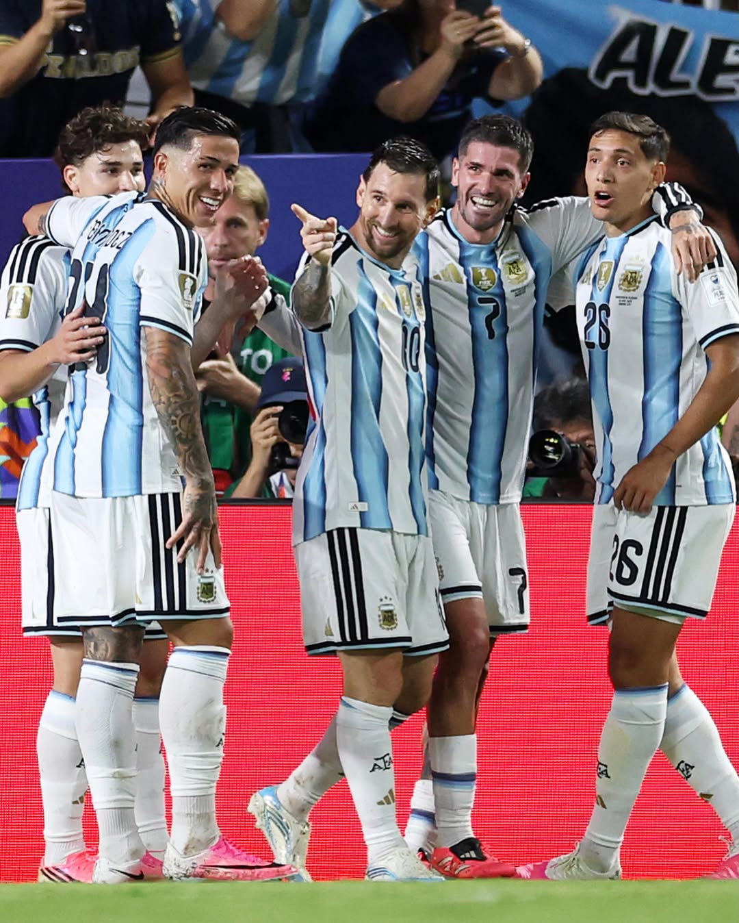 seleção da argentina em pé no gramado