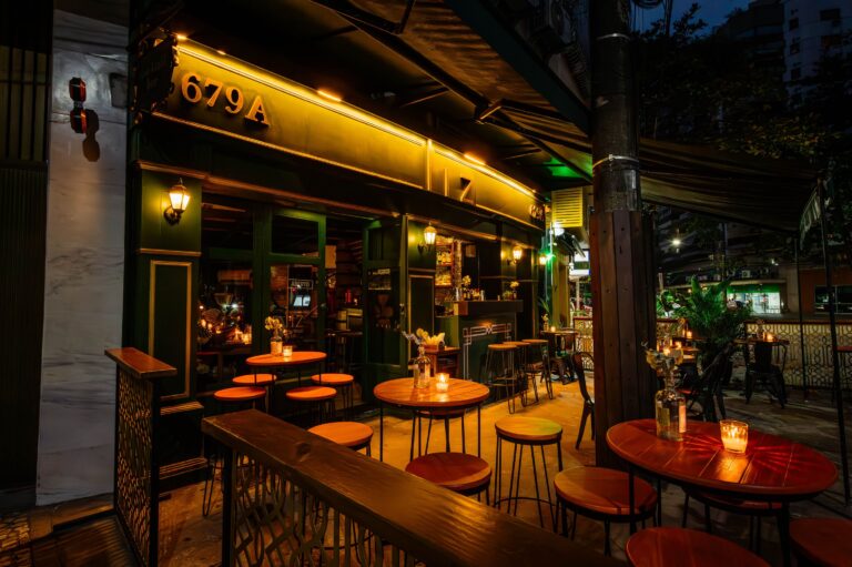 Varanda de bar elegante com mesas e cadeiras