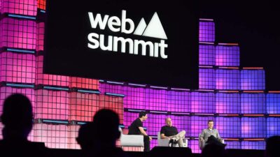 Painel no palco principal do Web Summit Rio 2026, no Riocentro, no Rio de Janeiro.