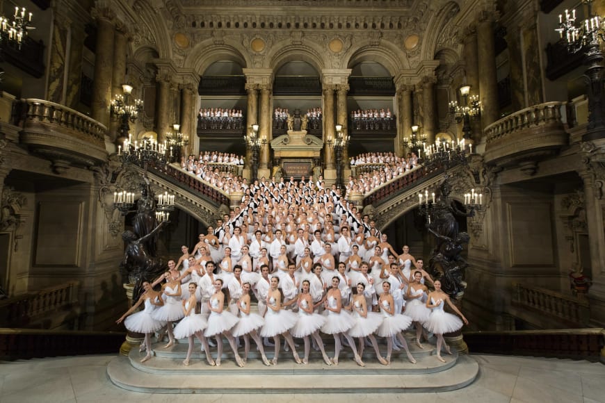 154 bailarinos de branco dispostos na escadaria do palais garnier, principal sede do ballet da ópera de paris