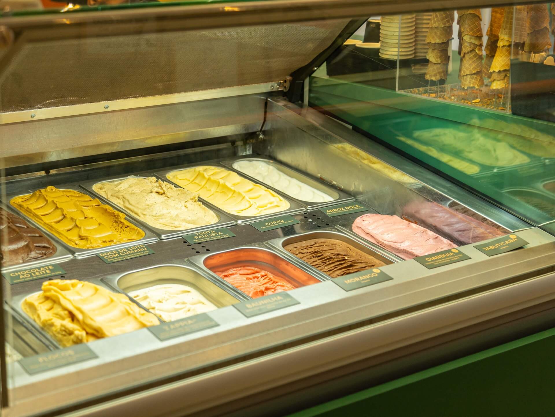 vitrine com diversos sabores de sorvete