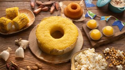 comidas típicas da festa junina como milho cozido, bolo de milho, quindim