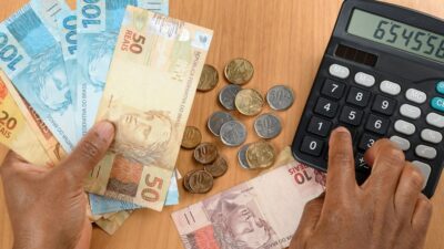 Cédulas de real e calculadora para representar dinheiro
