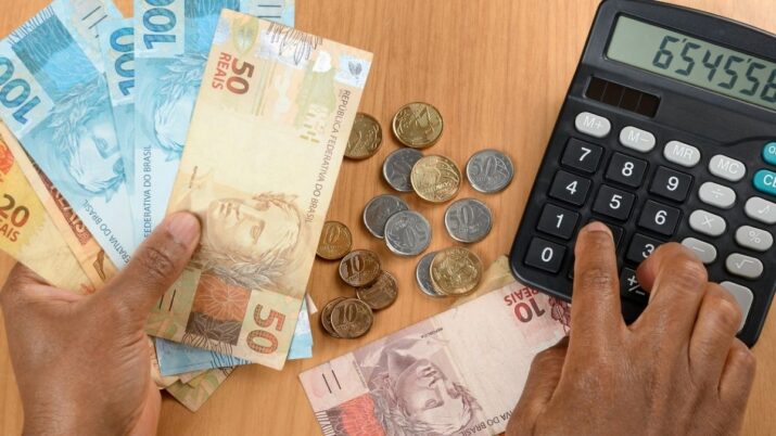 Cédulas de real e calculadora para representar dinheiro