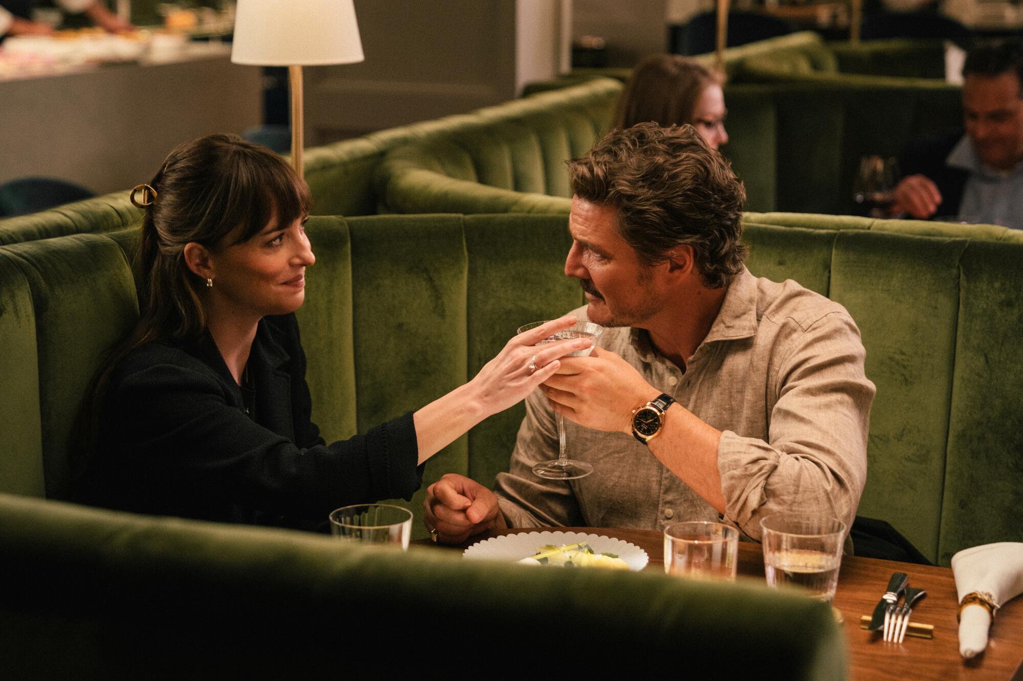 Dakota Johson e Pedro Pascoal no filme "Amores Materialistas"